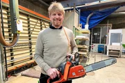Tischler Thomas Jumpertz nimmt an der Challenge teil, um die Auszeichnung &bdquo;Regionalheld der Woche&ldquo; zu gewinnen und die beste Futterstation f&uuml;r Hund Drago zu bauen.