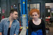 Easy (Lars Steinh&ouml;fel) sucht instinktiv Joes (Sarah Hannemann) N&auml;he, doch diese ist hin- und hergerissen, ob sie sich wieder darauf einlassen will.