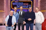Moderator Kai Pflaume (M.) und seine Rateteam-Kapit&auml;ne Bernhard Ho&euml;cker (l.) und Wotan Wilke M&ouml;hring (r.) begr&uuml;&szlig;en in dieser Sendung den Fernsehmoderator, Reisejournalist und Autor Christoph Karrasch (2.v.l.) und den Filmemacher und Reisereporter Thomas Junker (2.v.r.).
