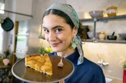 Ein St&uuml;ck Aprikosen-Tarte gef&auml;llig? Lucie verr&auml;t das Rezept ihrer Gro&szlig;mutter: saftig, s&uuml;&szlig; und voller Geschichte &ndash; wie die Steinfr&uuml;chte selbst.