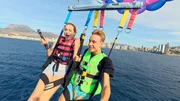 F&uuml;r "Die Mixed-WG" geht es zum Parasailing.
