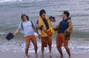 Auf der Nordsee-Insel angekommen, vergeht Til (David Winter, M.), Sinan (Toni Sn&eacute;tberger, r.) und Bramstedt (Tobias Kasimirowicz, l.) bald das Lachen. Selbst kleinste Eins&auml;tze misslingen, und dann stellt sich auch noch heraus, dass Till nicht schwimmen kann ...