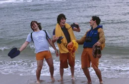 Auf der Nordsee-Insel angekommen, vergeht Til (David Winter, M.), Sinan (Toni Sn&eacute;tberger, r.) und Bramstedt (Tobias Kasimirowicz, l.) bald das Lachen. Selbst kleinste Eins&auml;tze misslingen, und dann stellt sich auch noch heraus, dass Till nicht schwimmen kann ...