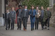 (v.l.n.r.) (v.l.n.r.) Garry (Karl Rice); Darren (Ben Carolan); Ngig (Percy Chamburuka); Cosmo (Ferdia Walsh-Peelo); Raphina (Lucy Boynton); Eamon (Mark McKenna); Larry (Conor Hamilton); Penny (Ian Kenny)