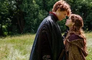 Prince Harry Tudor (Ruairi O'Connor, l.), Catherine of Aragon (Charlotte Hope, r.)