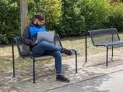 Lukas Sobotta von den "Aischgr&uuml;nder Biebm&auml;tzlan" beim Eintippen der Ergebnisse.