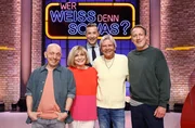 Moderator Kai Pflaume (M.) und seine Rateteam-Kapit&auml;ne Bernhard Ho&euml;cker (l.) und Wotan Wilke M&ouml;hring (r.) begr&uuml;&szlig;en in dieser Sendung die S&auml;ngerin Mary Roos (2.v.l.) und den S&auml;nger Matthias Reim (2.v.r.).