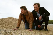 Jupp (Uwe Fellensiek, l.) und Falk (Dirk Martens, r.) pirschen sich an, um Haupt und seinen Sohn aus den Händen ihres Entführers zu befreien. Jupp (Uwe Fellensiek, l.) und Falk (Dirk Martens, r.) pirschen sich an, um Haupt und seinen Sohn aus den Händen ihres Entführers zu befreien.