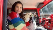 Die Frage "Welche waren deine abgefahrensten Transportmittel?" beantwortet Anna passend aus einem Feuerwehrauto. Die Frage "Welche waren deine abgefahrensten Transportmittel?" beantwortet Anna passend aus einem Feuerwehrauto.