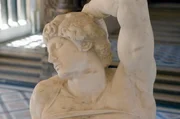 Die Skulptur "Sterbender Sklave" wurde zwischen 1513 und 1516 erschaffen und wird heute im Louvre in Paris ausgestellt.
