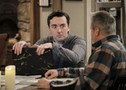 Lowell (Matt Cook, l.); Adam Burns (Matt LeBlanc, r.)