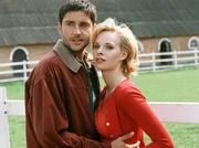 Der Tierarzt Gerhard Ehler (Oliver Bootz) und seine Geliebte Winnie Henning (Jenny-Marie Muck). Der Tierarzt Gerhard Ehler (Oliver Bootz) und seine Geliebte Winnie Henning (Jenny-Marie Muck).