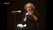 Amsterdam galt in den 70er-Jahren mit gutem Grund als eine herrlich lässige, liberale, tolerante und lebensfrohe Stadt. Aber Amsterdam hatte auch das Image, die Puppenstube Europas zu sein, was wohl auch mit den 7000 denkmalgeschützten Häusern innerhalb der Stadt zu tun hatte. Was steckte also dahinter, wie war Amsterdam damals wirklich? Auf Kultur sind die Amsterdamer besonders stolz. Auf der Bühne steht ein junger Liedermacher namens Hermann van Veen. Amsterdam galt in den 70er-Jahren mit gutem Grund als eine herrlich lässige, liberale, tolerante und lebensfrohe Stadt. Aber Amsterdam hatte auch das Image, die Puppenstube Europas zu sein, was wohl auch mit den 7000 denkmalgeschützten Häusern innerhalb der Stadt zu tun hatte. Was steckte also dahinter, wie war Amsterdam damals wirklich? Auf Kultur sind die Amsterdamer besonders stolz. Auf der Bühne steht ein junger Liedermacher namens Hermann van Veen.