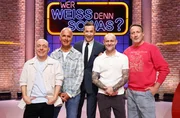Moderator Kai Pflaume (M.) und seine Rateteam-Kapit&auml;ne Bernhard Ho&euml;cker (l.) und Wotan Wilke M&ouml;hring (r.) begr&uuml;&szlig;en in dieser Sendung den Schauspieler und Komiker Christoph Maria Herbst (2.v.l.) und den Schauspieler und Drehbuchautor J&uuml;rgen Vogel (2.v.r.).