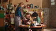 Mit Floris Lupe können Saïd und Anna das zerbrochene Sparschwein wieder reparieren. Mit Floris Lupe können Saïd und Anna das zerbrochene Sparschwein wieder reparieren.
