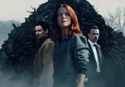 BR Fernsehen ODERBRUCH, "Alte Geister, Folge 1", am Donnerstag (13.03.25) um 23:15 Uhr. In der Nähe des kleinen Dorfes Krewlow im Oderbruch wird auf einem Feld ein Berg von Leichen und Tierkadavern gefunden. Die ehemalige Polizistin Maggie (Karoline Schuch), Kriminalkommissar Roland Voit (Felix Kramer, li.) und der polnische Kripobeamte Stanislaw Zajak (Lucas Gregorowicz) ermitteln in dieser ungeheuerlichen Mordserie. Weiteres Bildmaterial finden Sie unter www.br-foto.de. BR Fernsehen ODERBRUCH, "Alte Geister, Folge 1", am Donnerstag (13.03.25) um 23:15 Uhr. In der Nähe des kleinen Dorfes Krewlow im Oderbruch wird auf einem Feld ein Berg von Leichen und Tierkadavern gefunden. Die ehemalige Polizistin Maggie (Karoline Schuch), Kriminalkommissar Roland Voit (Felix Kramer, li.) und der polnische Kripobeamte Stanislaw Zajak (Lucas Gregorowicz) ermitteln in dieser ungeheuerlichen Mordserie. Weiteres Bildmaterial finden Sie unter www.br-foto.de.