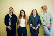 Gabriel Fr&ouml;hlich, Florian Ritt und Paul Slaviczek von der Band &bdquo;Folkshilfe&ldquo; mit Lisa Gadenst&auml;tter.