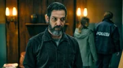 Reza (Yousef Sweid) hat gerade die Polizisten Wallner (Britta Hammelstein) und Lambert (Dominic Marcus Singer) ins Haus gelassen, die eine DNA-Probe von Blum möchten. Reza (Yousef Sweid) hat gerade die Polizisten Wallner (Britta Hammelstein) und Lambert (Dominic Marcus Singer) ins Haus gelassen, die eine DNA-Probe von Blum möchten.