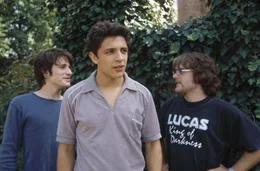 Eines Tages erhalten die drei jungen Musiker Til (David Winter, l.), Sinan (Toni Sn&eacute;tberger, M.) und Bramstedt (Tobias Kasimirowicz, r.) einen Telefonanruf, der ihnen eine Plattenvertrag in Aussicht stellt. Nur Til wei&szlig;, dass bei diesem Angebot eine Verwechselung vorliegt ...
