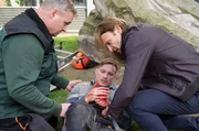 Daniel Klatt (Max Kupfer, mi.) arbeitet in der Garten- und Landschaftsbaufirma von Joachim Weinstein (Oliver Breite, li.). Als sie die B&auml;ume vor der Sachsenklinik verschneiden, rutscht Daniel mit der S&auml;ge ab, f&auml;llt von der Leiter und hat sich den Daumen abgetrennt. Dr. Martin Stein (Bernhard Bettermann, re.) ist sofort zur Stelle. Problematisch ist nur, dass Daniels Daumen nicht zu finden ist.