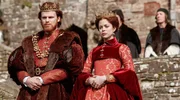 Prince Harry Tudor (l., Ruairi O'Connor) und Catherine of Aragon (r., Charlotte Hope).