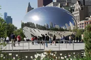 Das "Cloud Gate" &ndash; eine riesige Spiegelskulptur, die aufgrund ihrer Form den Spitznamen "The Bean" erhielt &ndash; z&auml;hlt zu den beliebtesten Touristenattraktionen in Chicago.