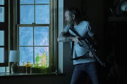Rusty (Kiefer Sutherland) versucht die Angreifer auszuschalten.