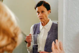 Susanne Scholl (Frau Jansen).