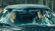 Blum (Anna Maria M&uuml;he) sitzt mit der vom Dienst freigestellen Polizistin Wallner (Britta Hammelstein) in deren Auto und versucht sie zu &uuml;berreden ihr zu helfen, Nela zu befreien.