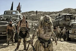 Warlord Immortan Joe (Hugh Keays-Byrne, M.) hat seine Untertanen um sich versammelt. Mit ihnen will er Imperator Furiosa und seine geflohenen Frauen schnappen.