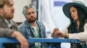 Festivalorganisator Cameron (Caleb Wells, li.), Bandkollege Anaru (Scotty Cotter, Mitte) und die &bdquo;Ex&ldquo; des Toten Serena (Renaye Tamati, re.) glauben an einen Selbstmord.