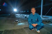 Moderator Eric Mayer in der Luna Halle, mit einem Mond Rover.
