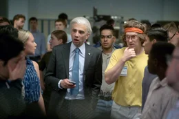 Das BlackBerry ist ein voller Erfolg und katapultiert den Wert der Firma in die H&ouml;he. Doch das ver&auml;ndert auch die Unternehmenskultur rund um Mike Lazaridis (Jay Baruchel, Mi.) und Douglas Fregin (Matt Johnson, 3.v.r.).