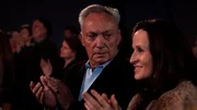 Anna (Sophia Rois) hat ihren Freund und Vermieter Michel (Udo Kier) zur Premiere der Schulauff&uuml;hrung ihres Sch&uuml;tzlings mitgenommen.