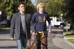Weil Carl (Matt Dillon, l.) es nicht &uuml;bers Herz bringt, seinen chaotischen besten Kumpel Randall Dupree (Owen Wilson, r.) obdachlos zu sehen, nimmt er ihn mit in sein Haus - ein fataler Fehler ...