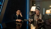 Die neue Besitzerin des Hotels löst bei Eks (Tomomi Themann) und Vero Sue (Sabine Vitua) nicht unbedingt Begeisterungsstürme aus. Die neue Besitzerin des Hotels löst bei Eks (Tomomi Themann) und Vero Sue (Sabine Vitua) nicht unbedingt Begeisterungsstürme aus.