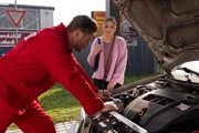 Ronja (Theresa Traser) ist milde zuversichtlich, dass ihr der Abstand helfen wird, Baris aus dem Kopf zu kriegen. Links Bambi (Ben Heinrich)