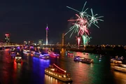 Feuerwerk zum Abschluss des Japan-Tages am Rheinufer. Feuerwerk zum Abschluss des Japan-Tages am Rheinufer.
