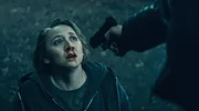 Blum (Anna Maria M&uuml;he) wird nach einem Kampf im Wald mit einer Waffe bedroht.