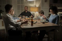 v.li.: James (Chris Pine), Kelly (Eva Ursescu), Mike (Ben Foster), Mike Jr. (Nicolas Noblitt), Christine (Tyner Rushing)