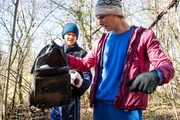 Zwei junge M&auml;nner entdecken beim Fu&szlig;ballspielen eine Tasche. Der Inhalt offenbart ein Verbrechen, das die Polizei auf den Plan ruft.
