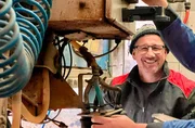 Tony Soyer programmiert seine vollautomatische Melkmaschine. Weiteres Bildmaterial finden Sie unter www.br-foto.de. Tony Soyer programmiert seine vollautomatische Melkmaschine. Weiteres Bildmaterial finden Sie unter www.br-foto.de.