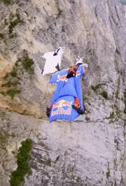 Das Bild zeigt einen Formationsflug im Wingsuit mit Athleten des Red Bull Skydive Teams. Das Bild zeigt einen Formationsflug im Wingsuit mit Athleten des Red Bull Skydive Teams.