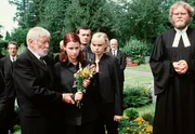 Der Gutsbesitzer Jon Kamphoven (Dietmar Sch&ouml;nherr, 2. v. li.) steht seiner Enkelin Christine (Annett Renneberg, 3. v. li.) bei, die um ihren t&ouml;dlich verungl&uuml;ckten Geliebten trauert. Auch Christines beste Freundin Winnie (Jenny-Marie Muck, 3. v. li.) ist f&uuml;r sie da.