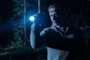 Kai Hoffmann (Julian Weigend) sucht im dunklen Wald seinen kleinen Sohn Emil.