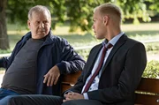 Konspiratives Treffen im Park: Ermittler Norbert Bartels (Joachim Kr&oacute;l, links) mit Alexander Thomas (Hagen B&auml;hr), einem Mitarbeiter des Innenministeriums.