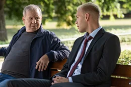Konspiratives Treffen im Park: Ermittler Norbert Bartels (Joachim Kr&oacute;l, links) mit Alexander Thomas (Hagen B&auml;hr), einem Mitarbeiter des Innenministeriums.