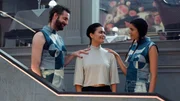Yoyo (Fridolin Sandmeyer) und Yaya (Marie Nasemann) stellen Eks (Tomomi Themann) in den Mittelpunkt ihres Ritus‘. Yoyo (Fridolin Sandmeyer) und Yaya (Marie Nasemann) stellen Eks (Tomomi Themann) in den Mittelpunkt ihres Ritus‘.