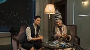 Zu beobachten, was im Stardust und unter seinen Gästen so vorgeht, gehört für Eks (Tomomi Themann) und Vero Sue (Sabine Vitua) zu den besonderen Vergnügungen. Zu beobachten, was im Stardust und unter seinen Gästen so vorgeht, gehört für Eks (Tomomi Themann) und Vero Sue (Sabine Vitua) zu den besonderen Vergnügungen.