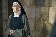 Schwester Felicita (Charlotte Rampling) bezweifelt, dass Benedettas Verletzungen ein Zeichen g&ouml;ttlicher Auserw&auml;hlung sind.
